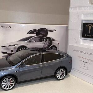 Tesla Model X P100D 1:18 Scale Diecast Car Gray